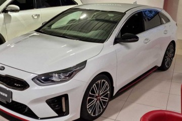 GT Cyfrowe zegary LED Navi JBL Aktywny Tempomat Ładowarka indukcyjna